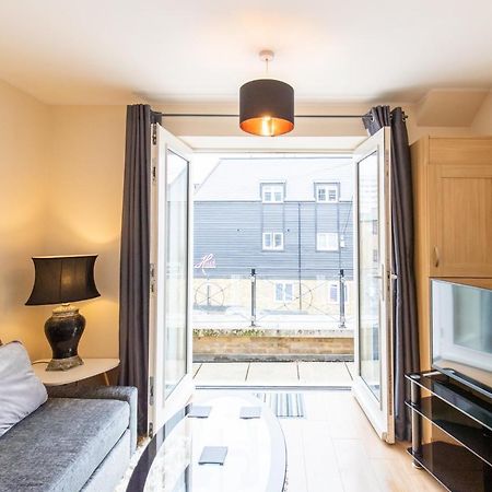 1-Bedroom Apartment With Balcony, Hoddesdon Esterno foto