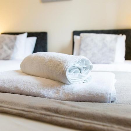 1-Bedroom Apartment With Balcony, Hoddesdon Esterno foto