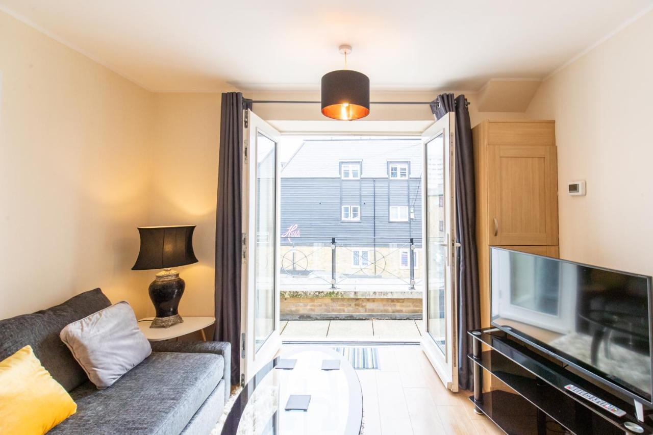 1-Bedroom Apartment With Balcony, Hoddesdon Esterno foto