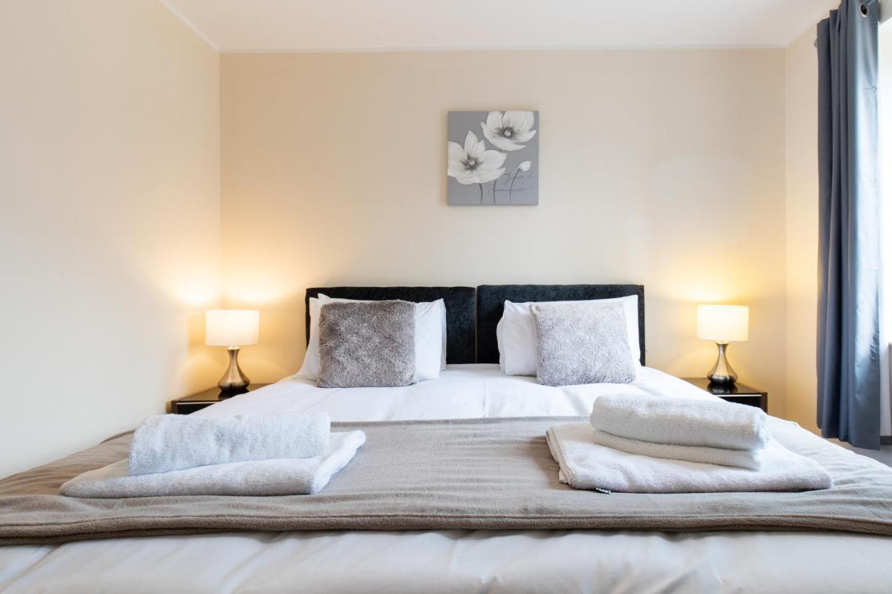 1-Bedroom Apartment With Balcony, Hoddesdon Esterno foto