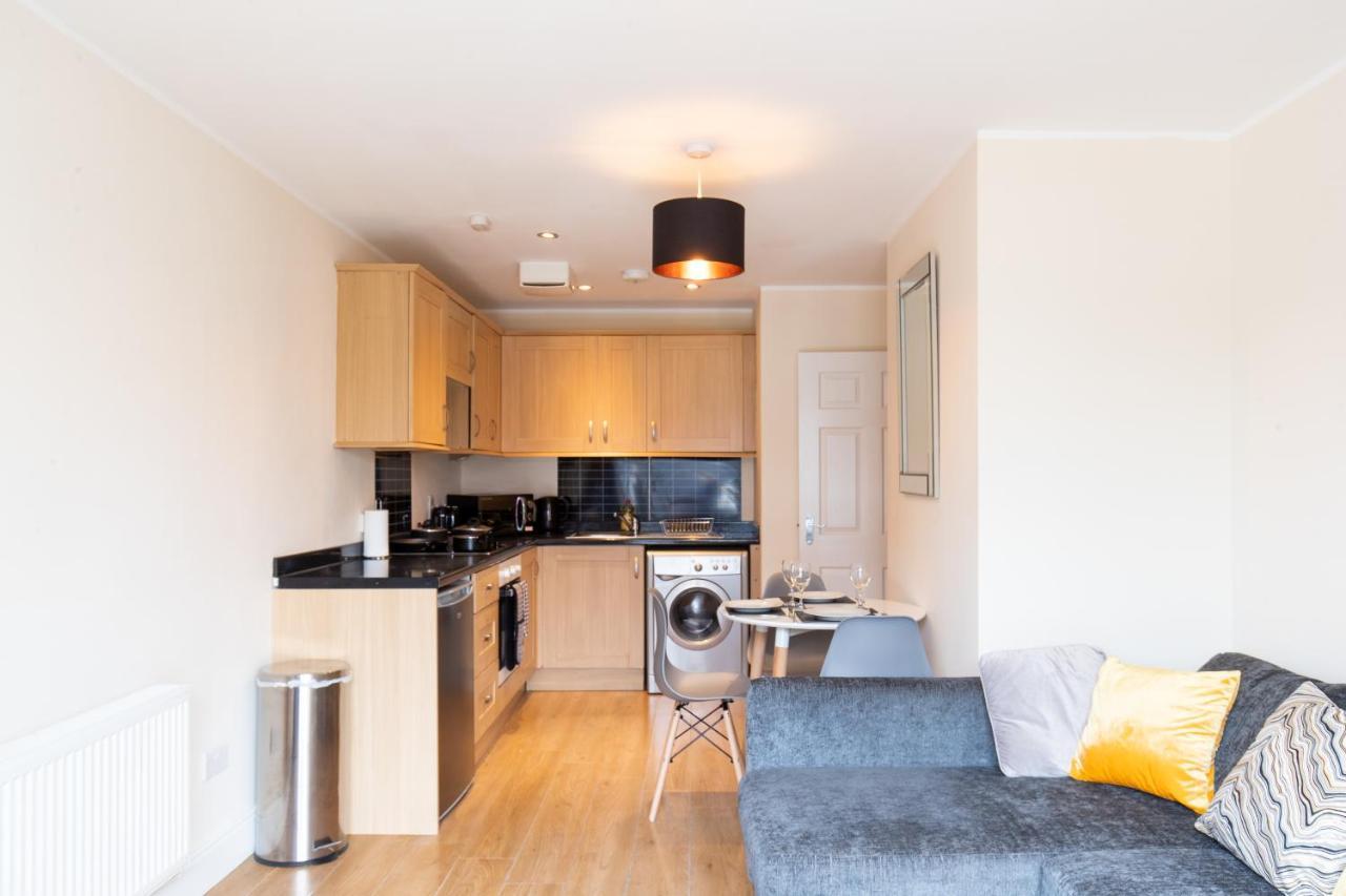 1-Bedroom Apartment With Balcony, Hoddesdon Esterno foto