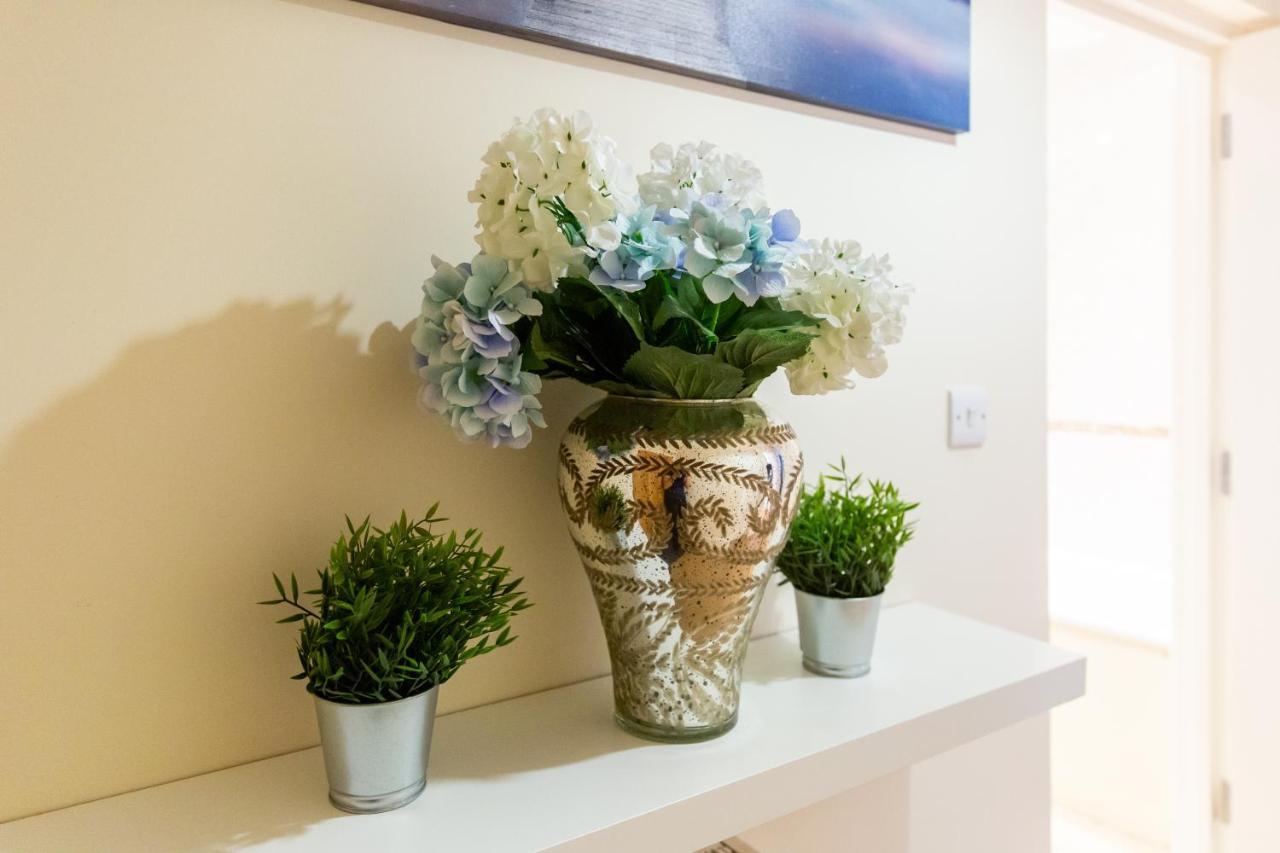 1-Bedroom Apartment With Balcony, Hoddesdon Esterno foto