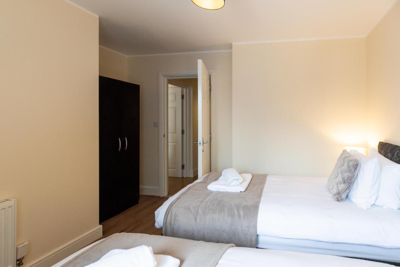 1-Bedroom Apartment With Balcony, Hoddesdon Esterno foto