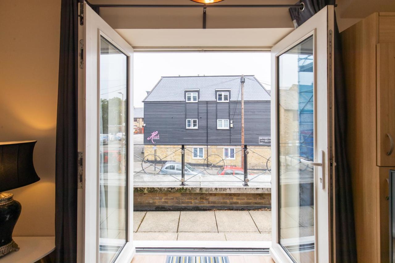 1-Bedroom Apartment With Balcony, Hoddesdon Esterno foto