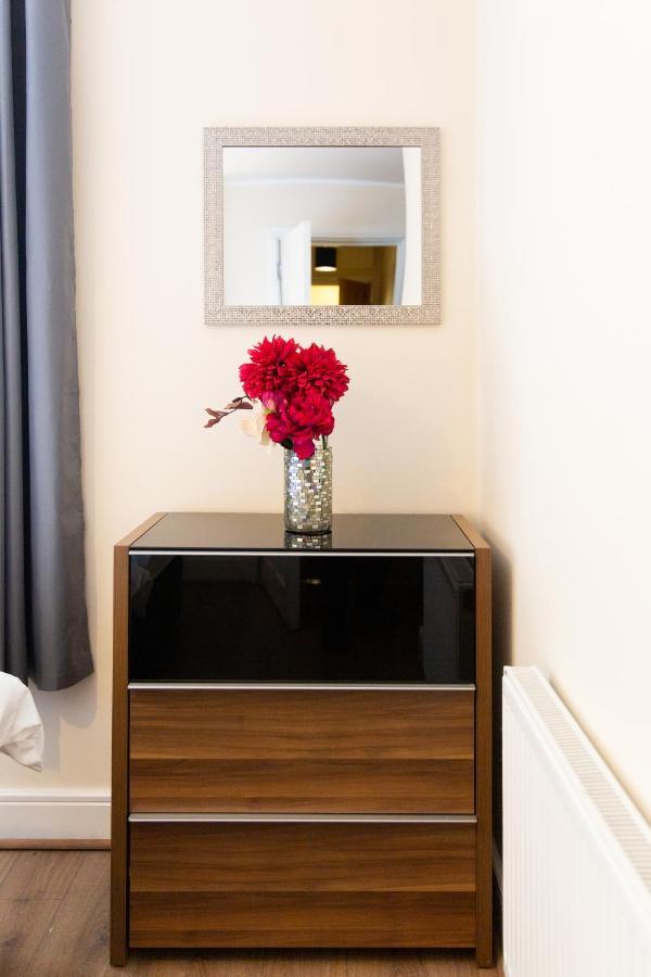 1-Bedroom Apartment With Balcony, Hoddesdon Esterno foto