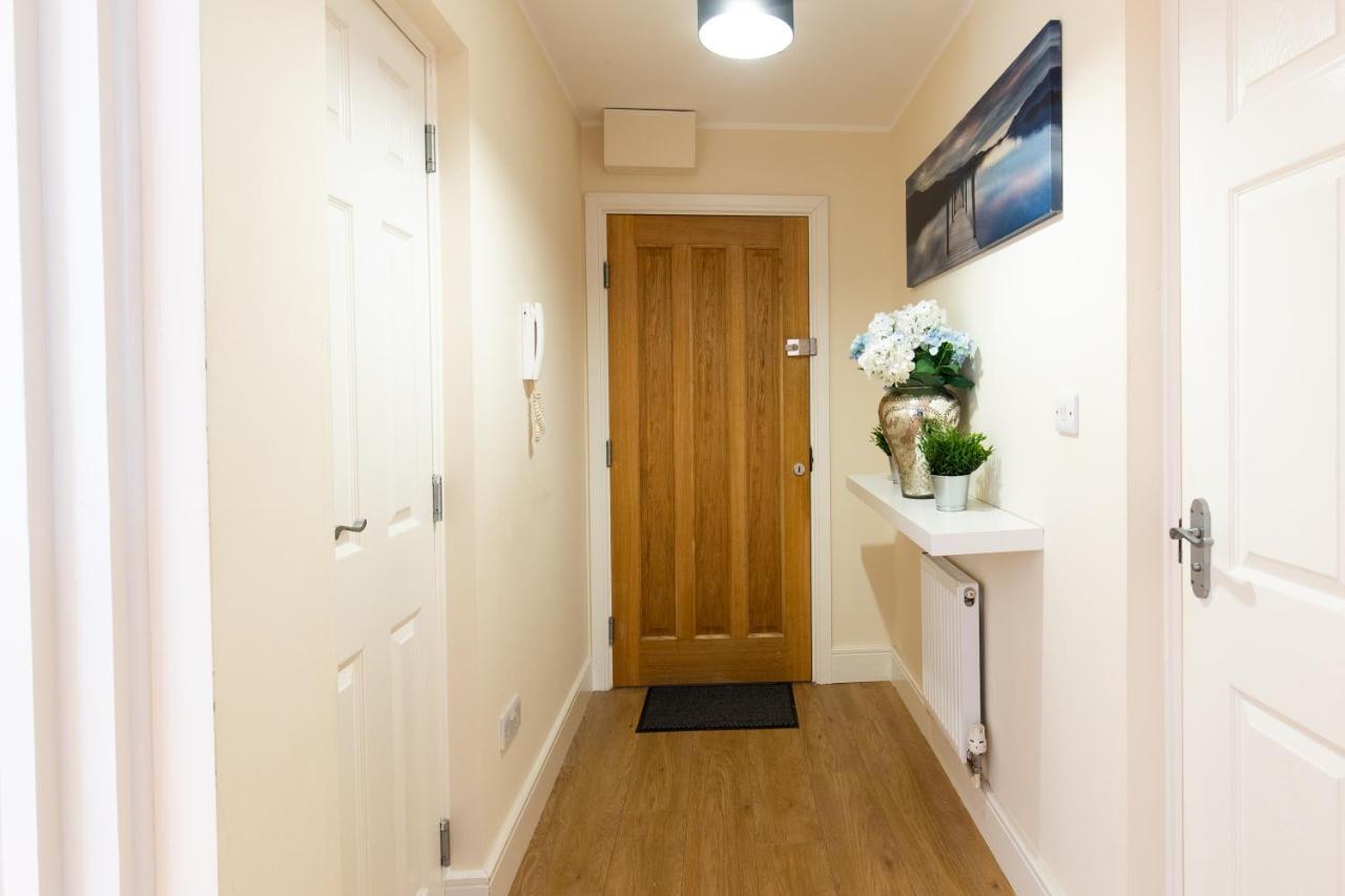 1-Bedroom Apartment With Balcony, Hoddesdon Esterno foto