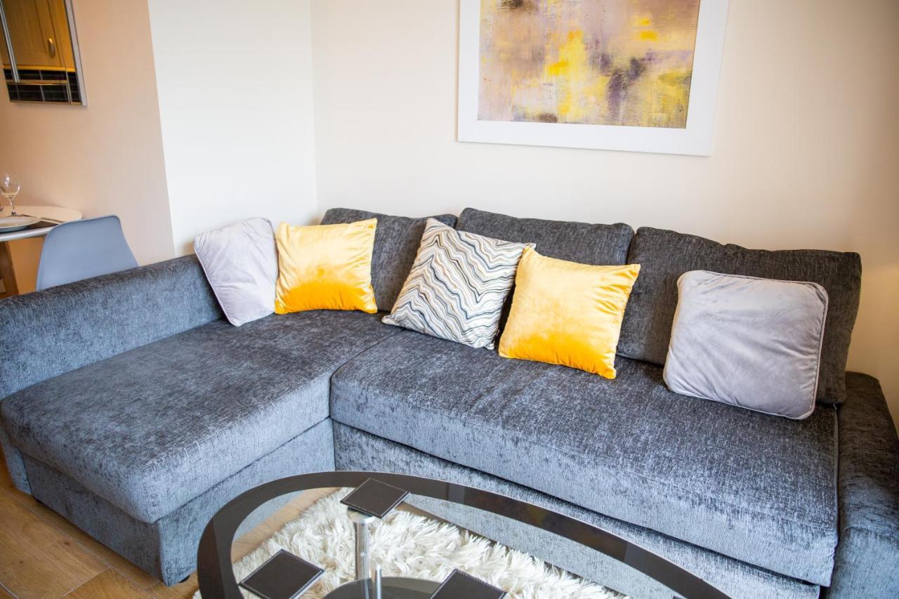 1-Bedroom Apartment With Balcony, Hoddesdon Esterno foto