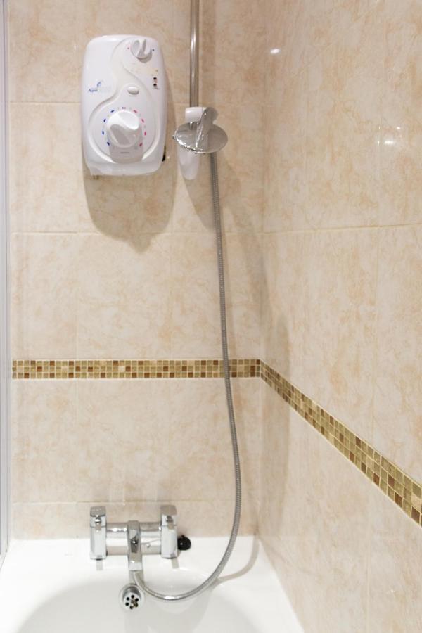 1-Bedroom Apartment With Balcony, Hoddesdon Esterno foto