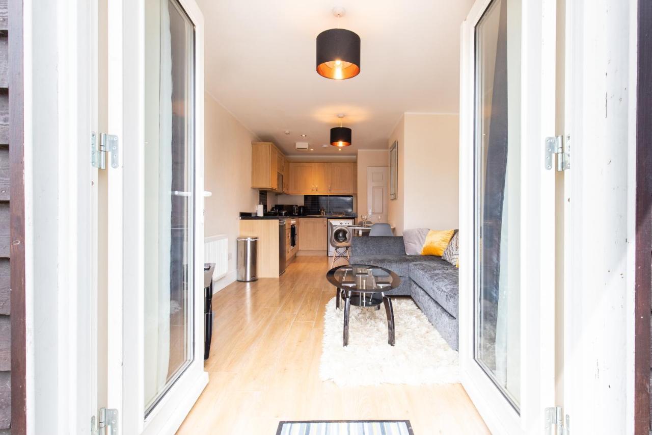 1-Bedroom Apartment With Balcony, Hoddesdon Esterno foto