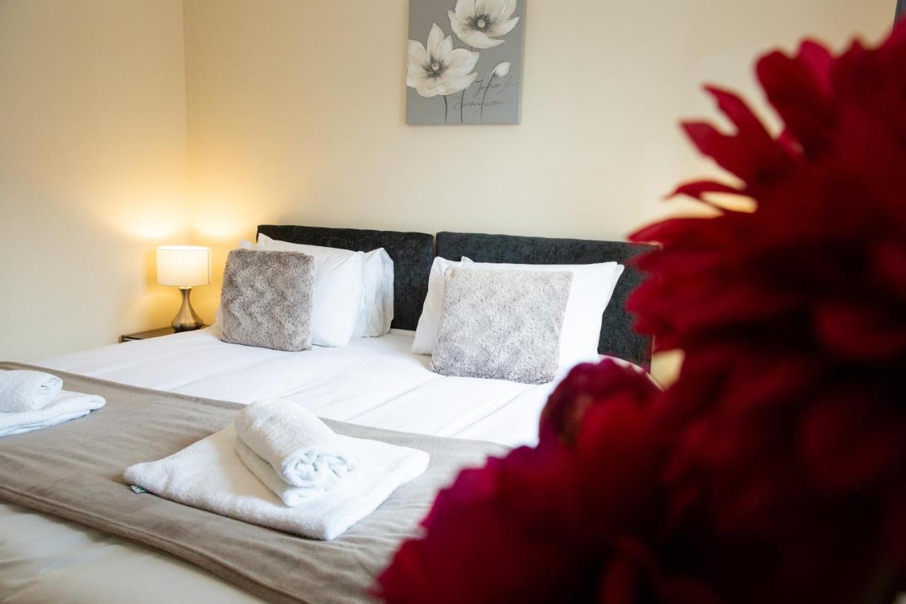 1-Bedroom Apartment With Balcony, Hoddesdon Esterno foto