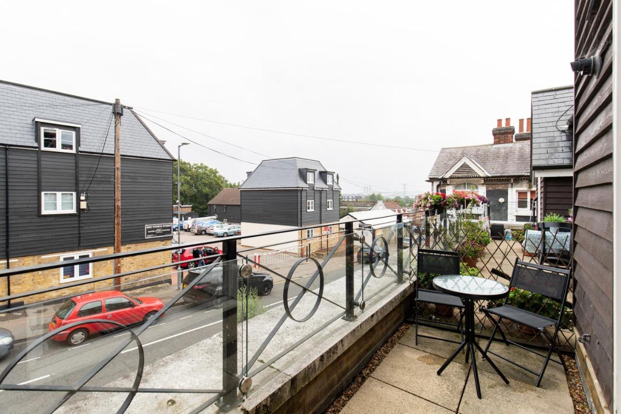 1-Bedroom Apartment With Balcony, Hoddesdon Esterno foto