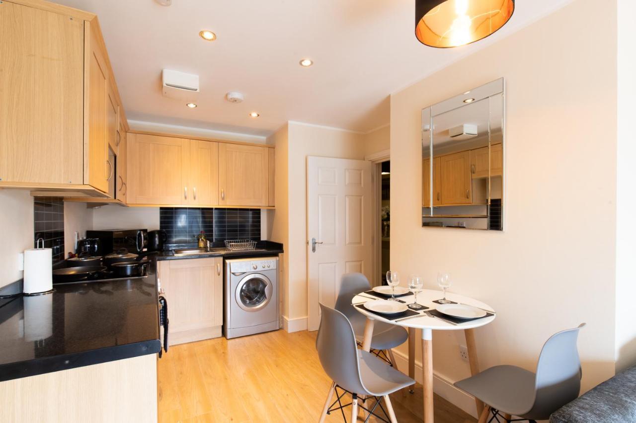 1-Bedroom Apartment With Balcony, Hoddesdon Esterno foto
