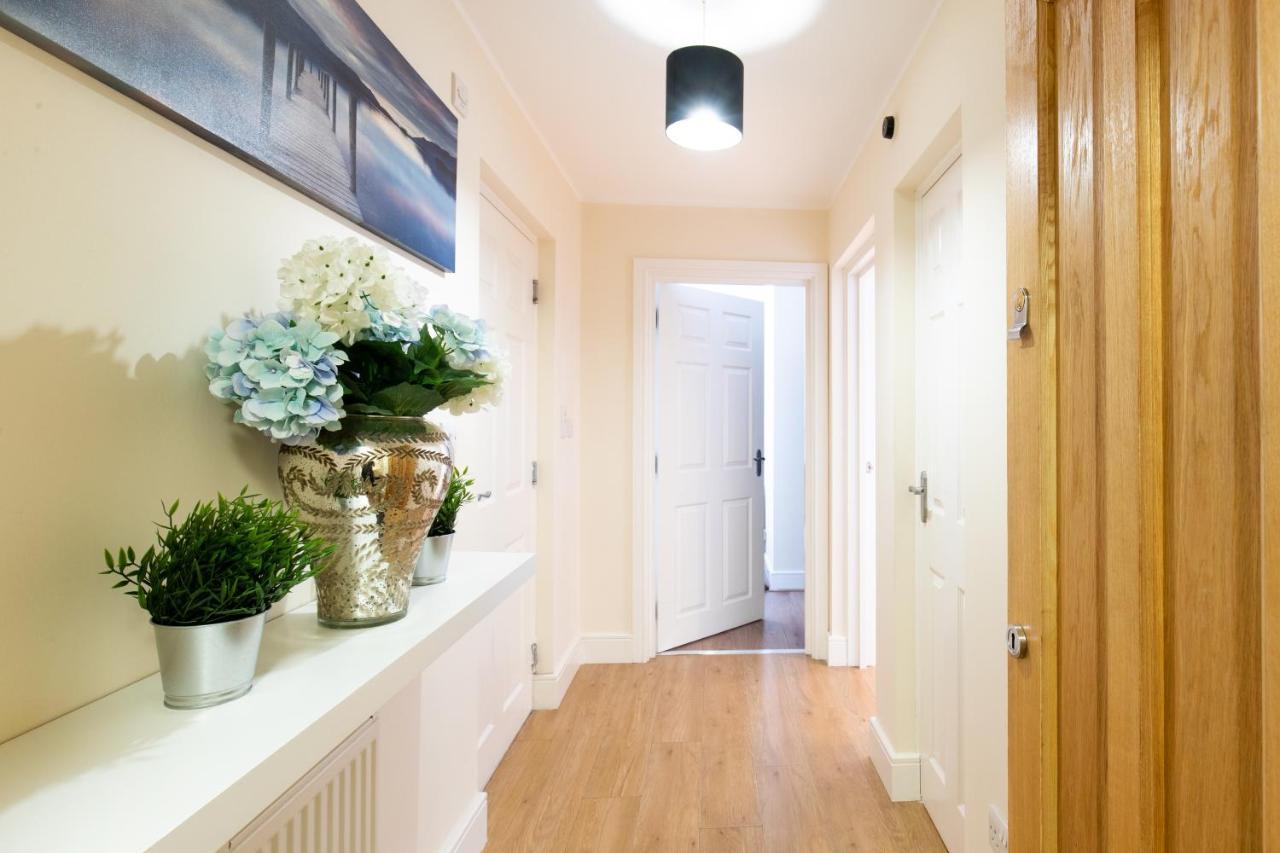 1-Bedroom Apartment With Balcony, Hoddesdon Esterno foto