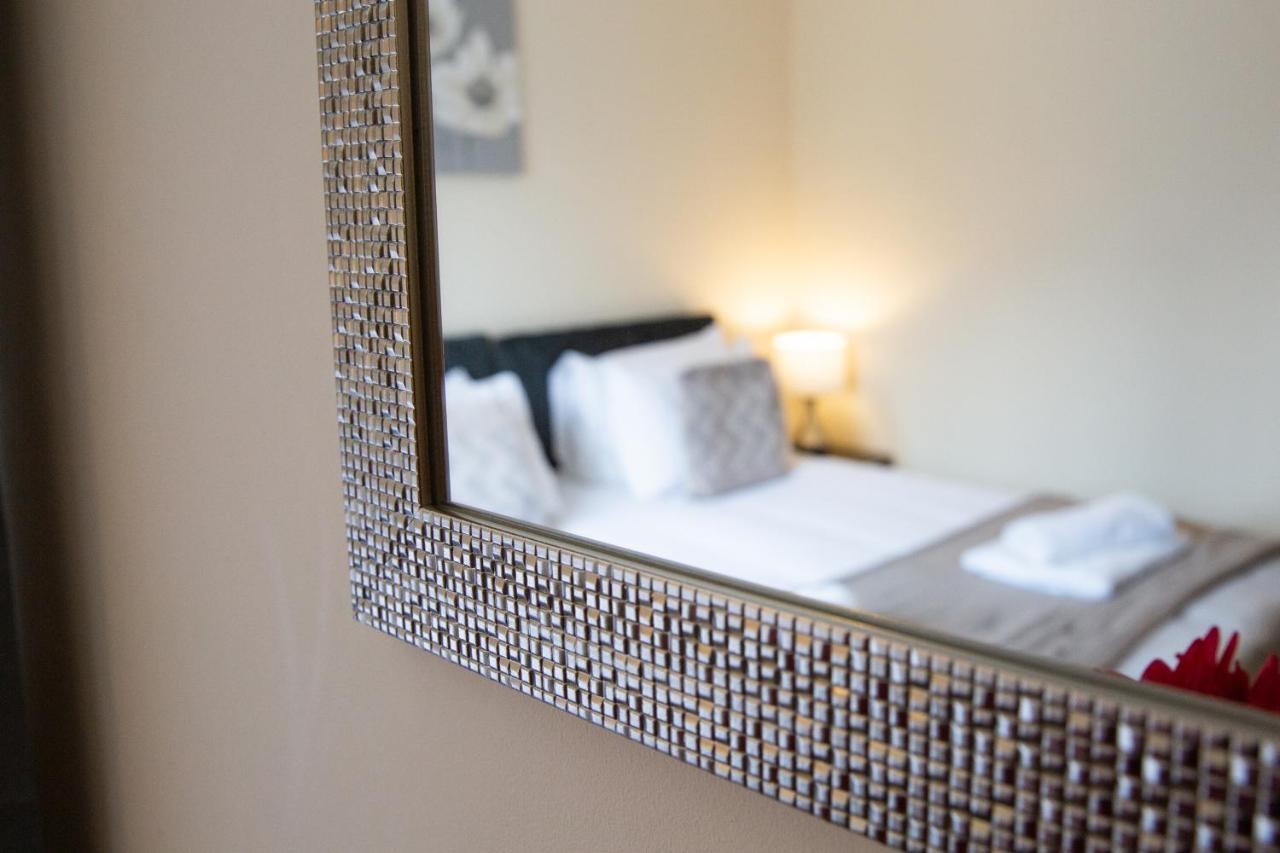 1-Bedroom Apartment With Balcony, Hoddesdon Esterno foto